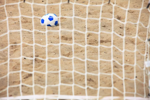 Puerta de fútbol y pelota, fútbol de playa — Foto de Stock