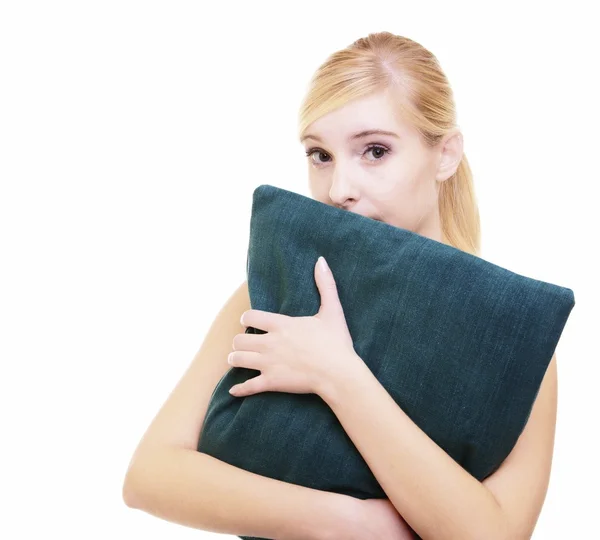睡意朦胧的金发姑娘，有绿色枕头，与白色隔离 — 图库照片