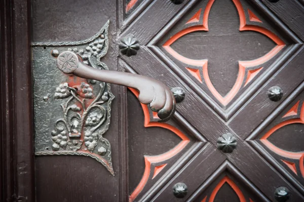 Decoratieve oude houten kerk deur — Stockfoto