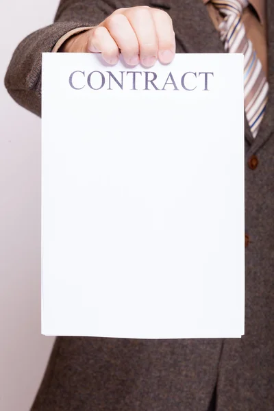 Uomo d'affari in possesso di carta bianca con contratto di segno — Foto Stock