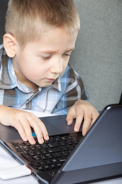 Комп'ютерна залежність дитина з ноутбуком — стокове фото