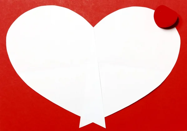 Kırmızı Valentine's gün arka plan ile kalp ve hediye kutusu — Stok fotoğraf
