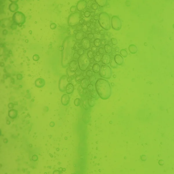 Sabun köpüğü yeşil sıvı arka plan — Stok fotoğraf