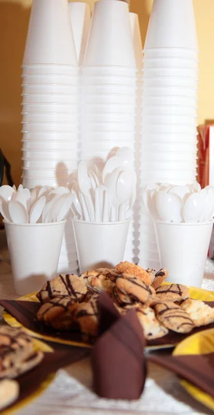 Disposable plastic utensils cups and spoons — Stock Photo, Image