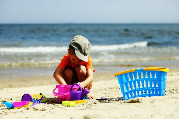 Garçon jouant des jouets sur la plage — Photo