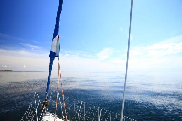 Mavi denizde yelken açan yelkenli. Turizm — Stok fotoğraf