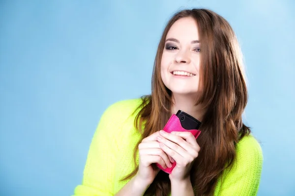 Chica feliz con teléfono móvil en la cubierta rosa — Foto de Stock