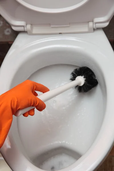 Handschuh putzt Toilettenschüssel mit Bürste — Stockfoto
