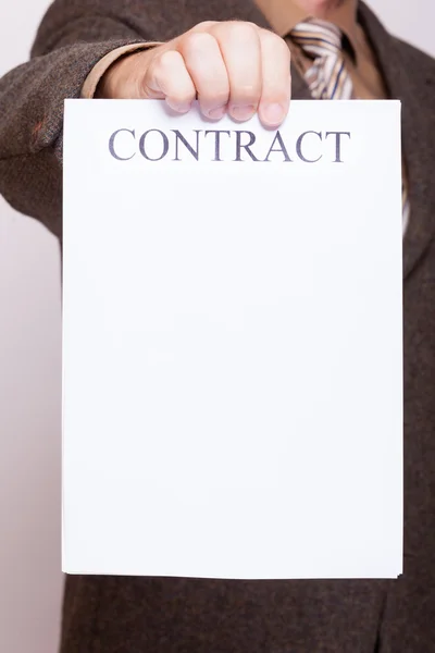 Affärsman hålla blankt papper med underteckna kontrakt — Stockfoto
