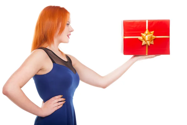 Joven mujer pelirroja feliz con una caja de regalo aislada — Foto de Stock