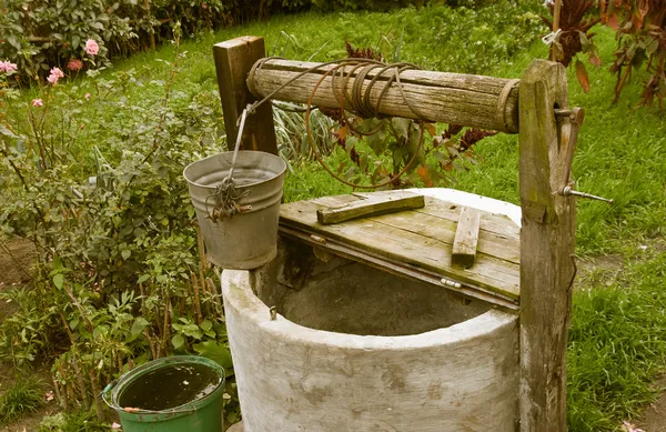 Old rotten water well, rural scenery — Stock Photo, Image