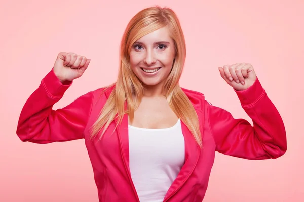 Fitness kvinna visar energi böjande biceps — Stockfoto