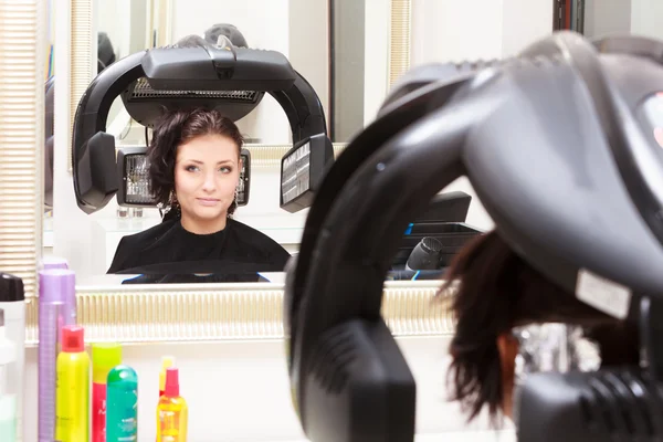 Donna che muore capelli nel salone di bellezza parrucchiere. Acconciatura . — Foto Stock