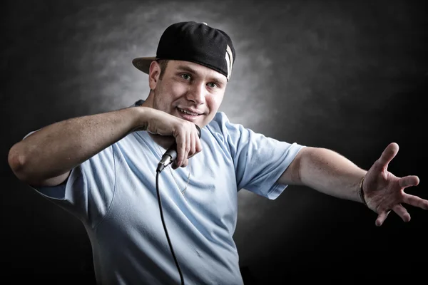 Rap cantante hombre con micrófono fresco gesto de la mano —  Fotos de Stock