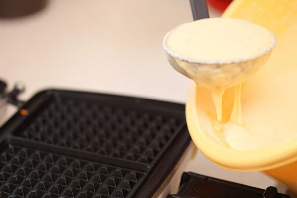 Waffle iron preparing waffles in kitchen — Stock Photo, Image