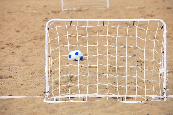 足球门和球，海滩足球 — 图库照片