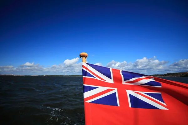 Bandera roja marítima británica bandera azul cielo —  Fotos de Stock