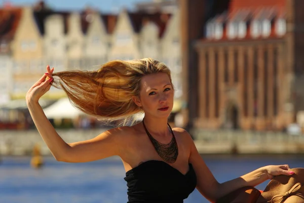 Blond kobieta w starym mieście Gdańsku — Zdjęcie stockowe