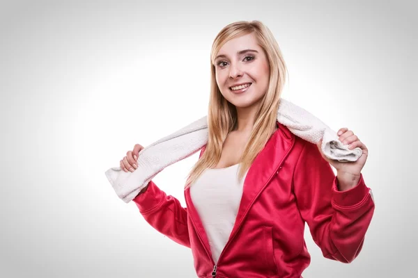 Fitness sport žena bílý ručník na ramenou, studio zastřelil — Stock fotografie