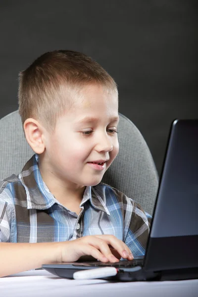 Dítě s laptop notebook — Stock fotografie