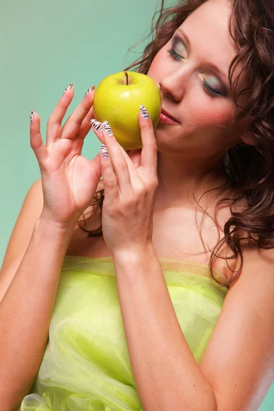 苹果的女人美丽的春天。绿色概念 — 图库照片