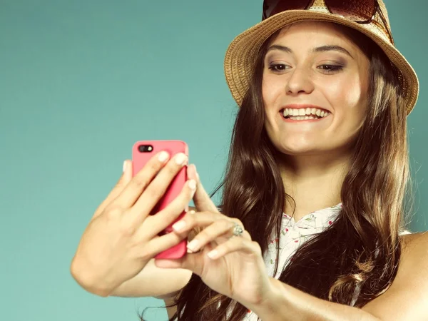 Menina com telefone móvel — Fotografia de Stock