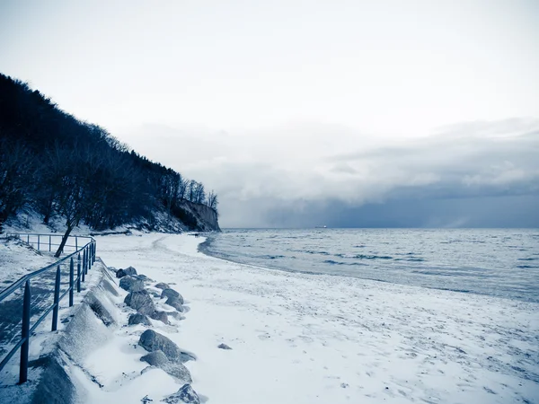 Morze Bałtyckie Gdynia, klif w Orłowo Polska. Zimowa sceneria — Zdjęcie stockowe