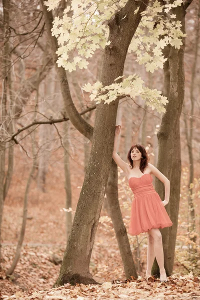 Mujer en vestido rojo relajante — Foto de Stock