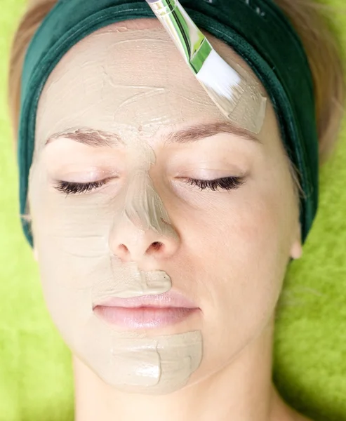 Cosmetician applying facial mask — Stock Photo, Image