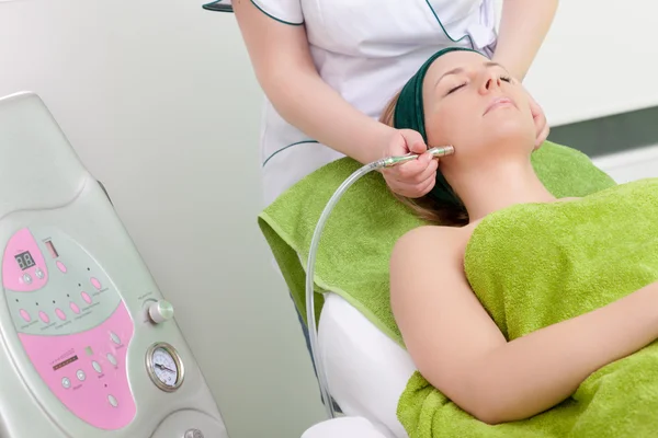 Woman having a stimulating facial treatment in clinic spa — Stock Photo, Image