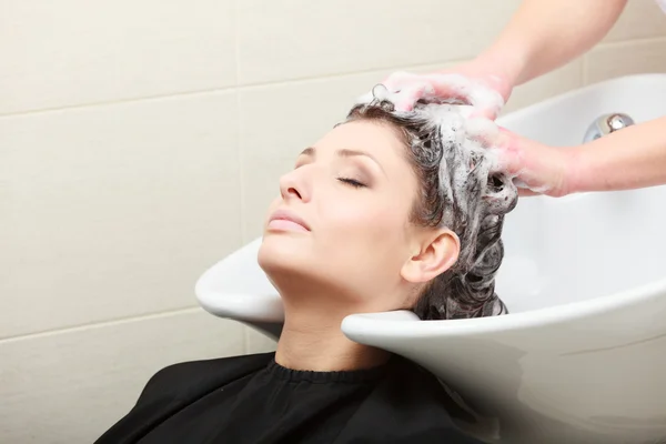 In hairdressing salon. Hairstylist washing hair woman client. — Stock Photo, Image