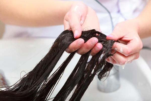 Peluquero lavando cabello de mujer. Peluquería salón de belleza —  Fotos de Stock