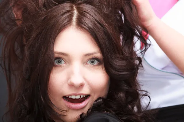 Surprised brunette woman open mouth wide eyed in hair salon — Stock Photo, Image