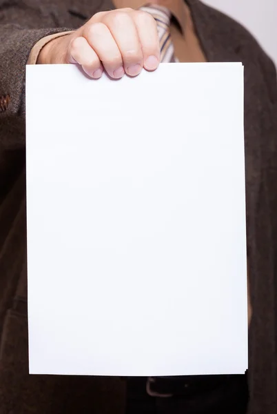 Affärsman hålla tomt pappersark. affärsidé. — Stockfoto