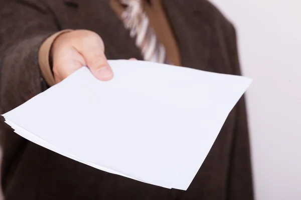 Empresario sosteniendo hoja de papel en blanco. Concepto empresarial . — Foto de Stock