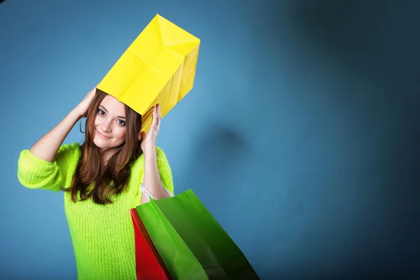 Funny girl bolsa de compras de papel en la cabeza —  Fotos de Stock