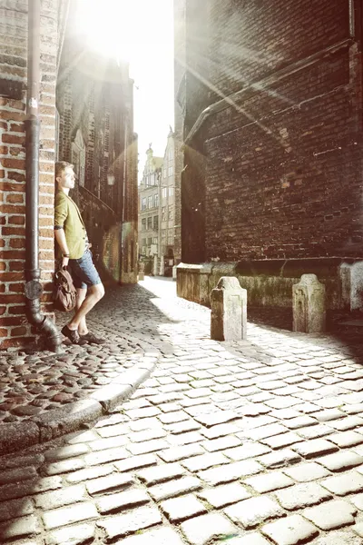 Junger Mann mit Tasche auf der Straße, Altstadt von Danzig — Stockfoto