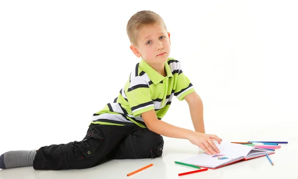 Mladý chlapec dítě kreslí — Stock fotografie