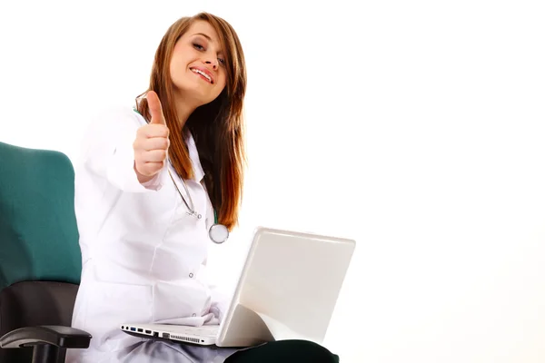 Doctor working on her laptop — Stock Photo, Image