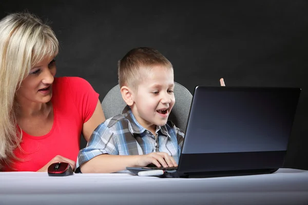 Moeder met zoon op zoek op de laptop — Stockfoto