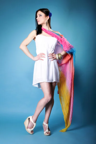 Latem ładna kobieta kolorowy szal — Zdjęcie stockowe