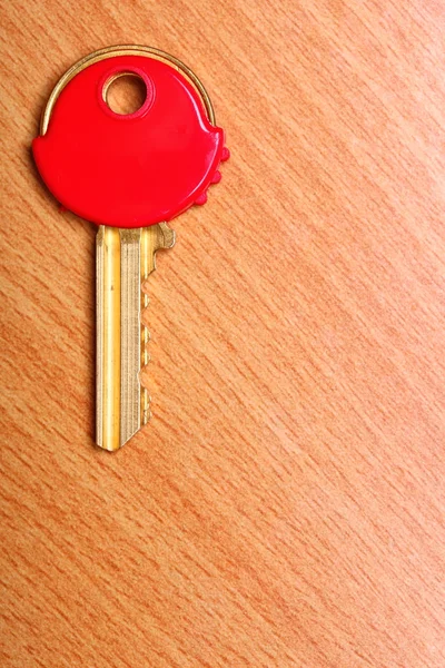 Chave da casa com casacos de plástico vermelho bonés na mesa — Fotografia de Stock