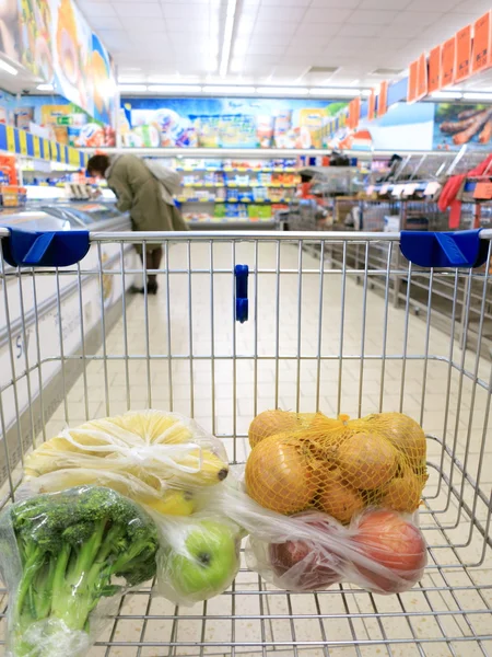 Nákupní košík s potravinami v supermarketu — Stock fotografie