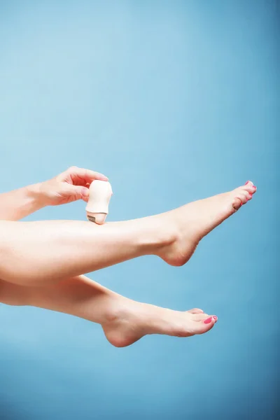 Mujer pierna de afeitar con depilación afeitadora cuidado corporal —  Fotos de Stock