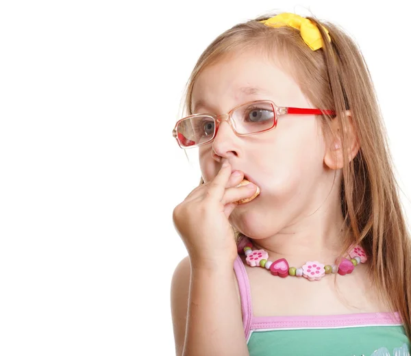 Grappig klein meisje in bril eten brood doen plezier geïsoleerd — Stockfoto