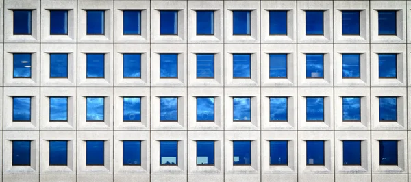 Edifício de negócios futurista moderno na cidade — Fotografia de Stock