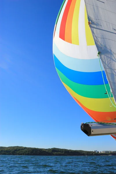 風が色鮮やかなスピナー帆を満たしています — ストック写真