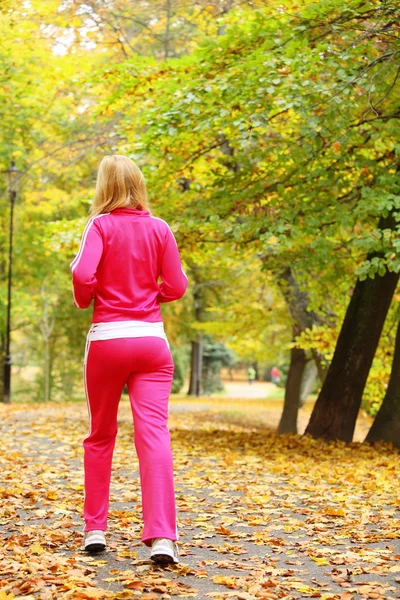 Frau läuft im Herbstwald. Läuferinnen-Training. — Stockfoto