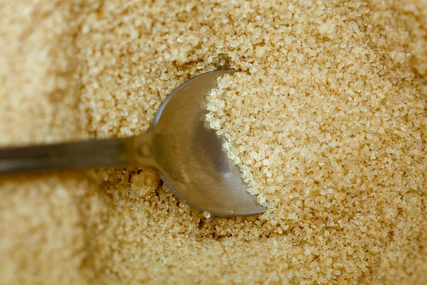 Cerrar azúcar morena con cuchara — Foto de Stock