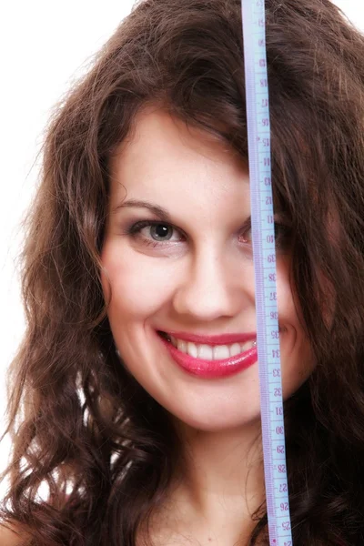 Joven mujer en forma deportiva con cinta métrica — Foto de Stock